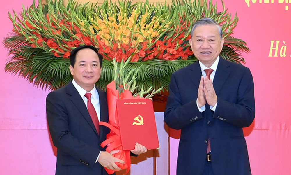 Tổng Bí thư Tô Lâm trao Quyết định của Bộ Chính trị điều động, phân công, bổ nhiệm đồng chí Trịnh Văn Quyết giữ chức Trưởng Ban Tuyên giáo và Dân vận Trung ương.